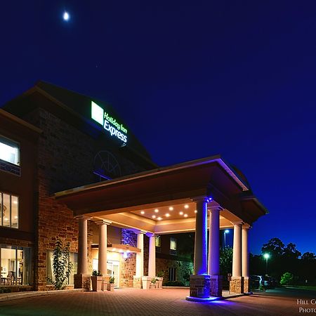 Holiday Inn Express & Suites Fredericksburg Exterior photo