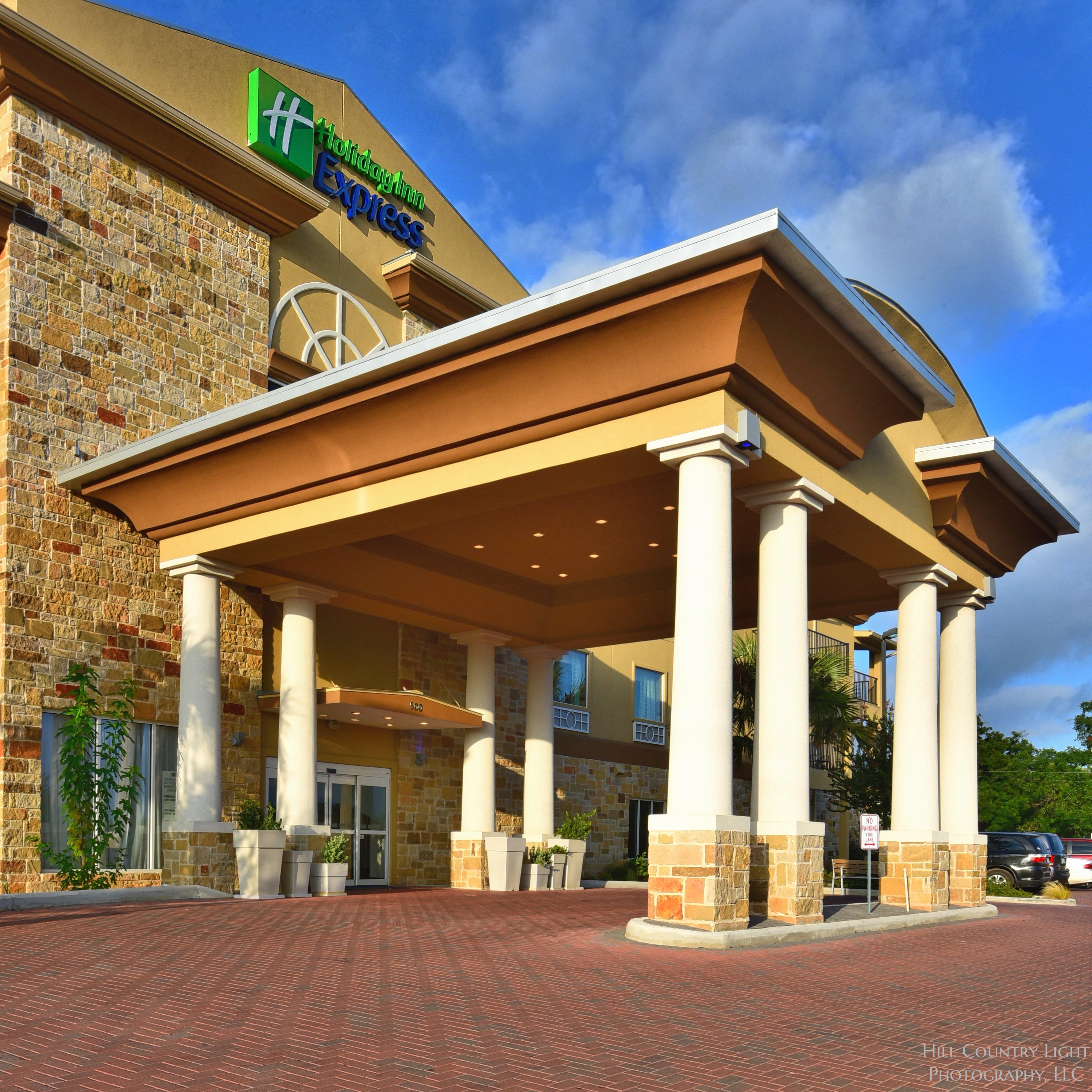 Holiday Inn Express & Suites Fredericksburg Exterior photo