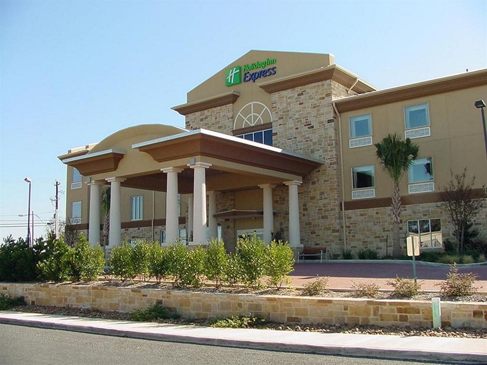 Holiday Inn Express & Suites Fredericksburg Exterior photo