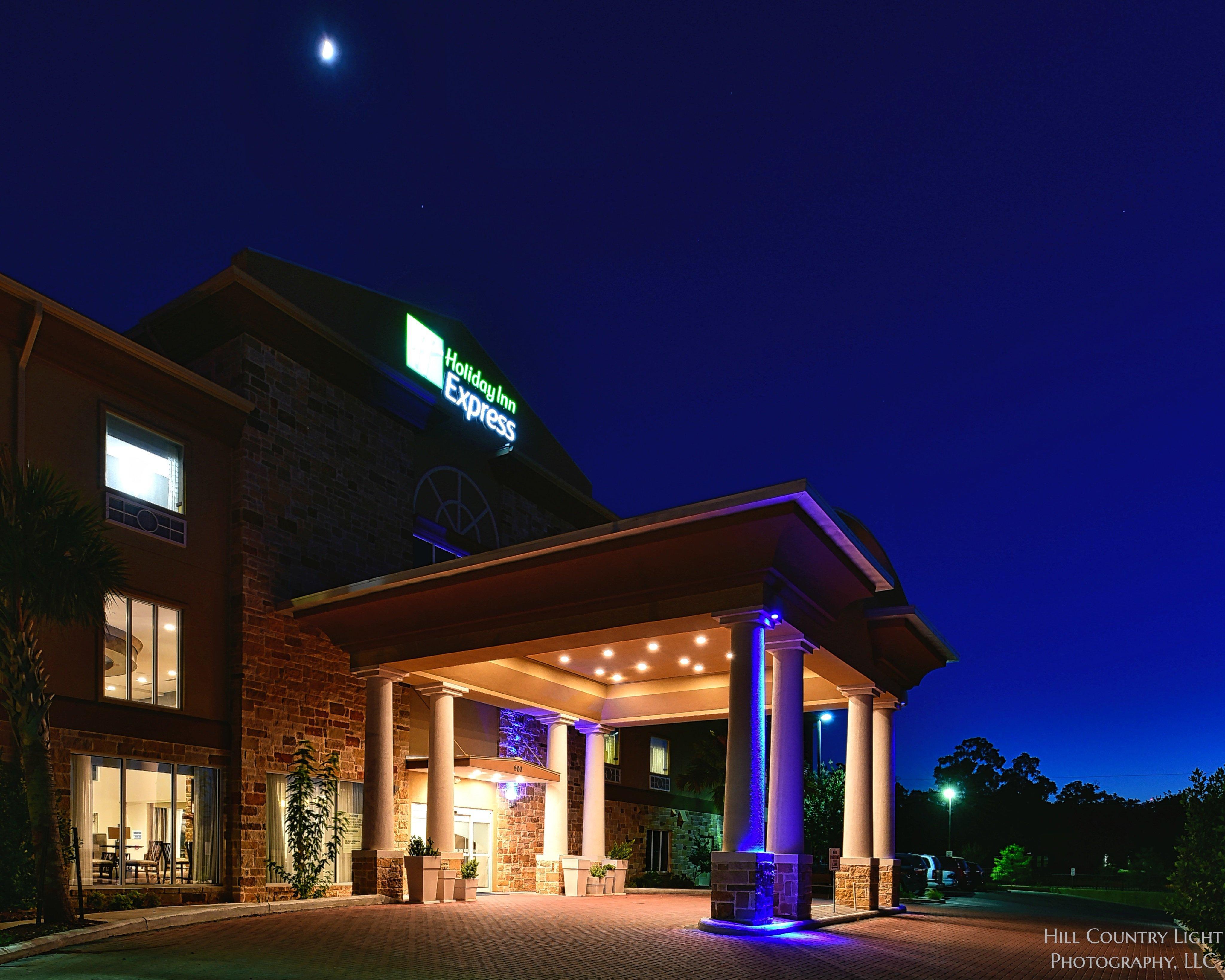 Holiday Inn Express & Suites Fredericksburg Exterior photo