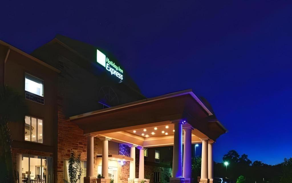 Holiday Inn Express & Suites Fredericksburg Exterior photo